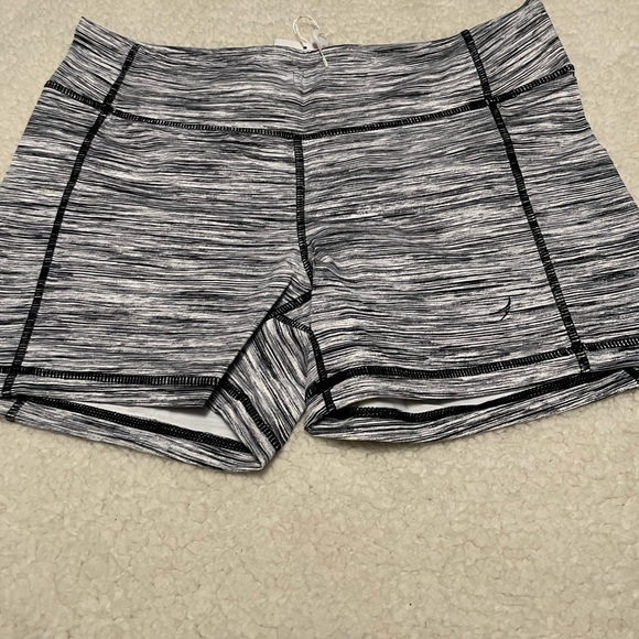 081EA.- Endeavor Athletic. Focus Training Short. Size Medium. - Picture 4 of 5